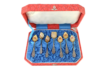 Conjunto de seis colheres de café e pá de açúcar em prata com frisos e relevos nos cabos em estojo original.